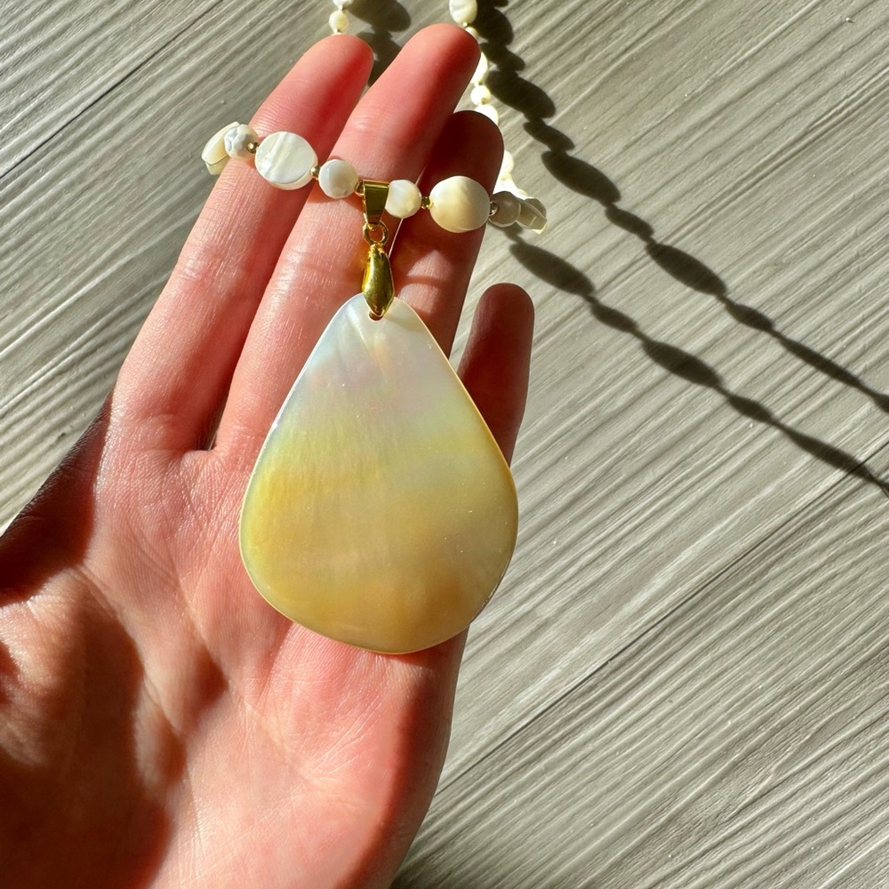 Shell Pearl Necklace - Picture 4 of 4
